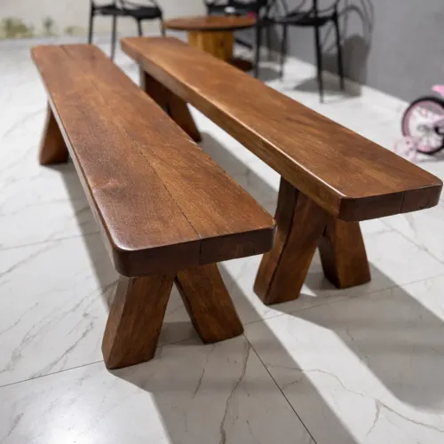 Bancos de madeira maciça 