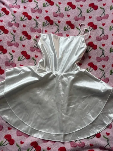 Vestido curto de cetim branco da shein tamanho p
