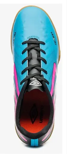 chuteira de futsal é o modelo Umbro Action