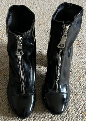 Bota de verniz com fecho frontal Schutz tam 35