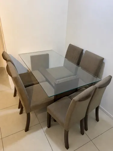 Mesa com tampo de vidro e base de madeira + 6 cadeiras