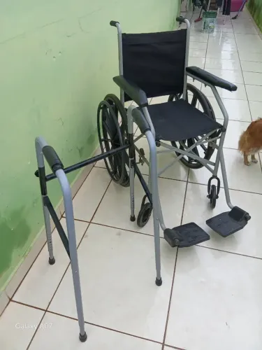 Cadeira de rodas e andador