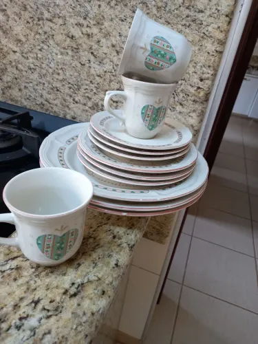 Conjunto 3 pratos rasos, 3 pratos sobremesa e 3 xicaras cha e 3 pires. Ideal p/ 3 pessoas