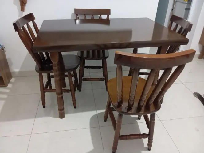 Mesa de madeira com 4 cadeiras