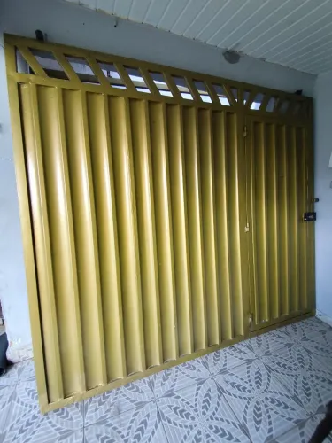 Portão 2,50m de comprimento por 2,20m de altura.