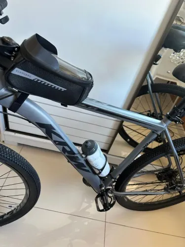 Bicicleta Impecável - aro 29 - com acessórios e pneus extras.