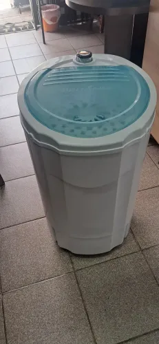 Uma centrífuga Britânia 4kg 110V branca
