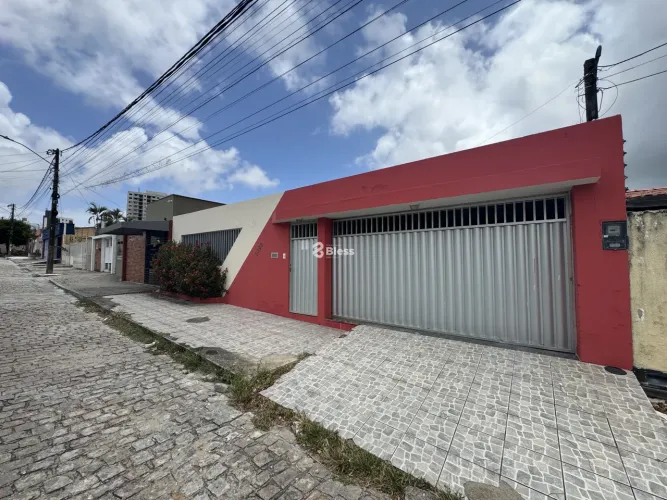 Casa para alugar em Candelária, ampla e próxima ao Natal Shopping