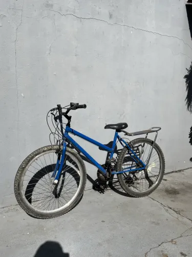Bicicleta azul em ótimo estado.