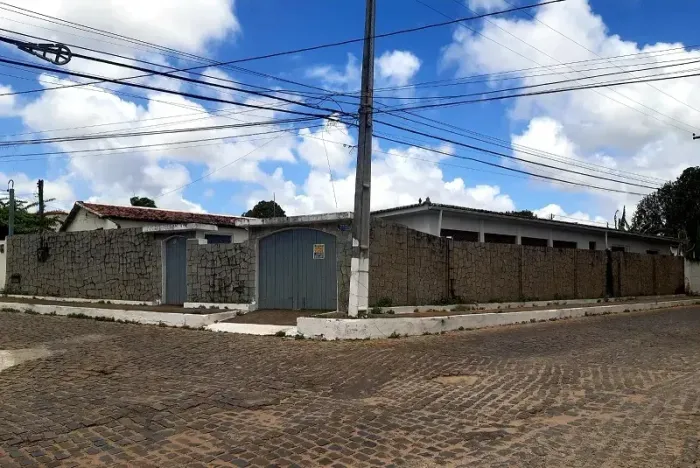 OPORTUNIDADE - VENDO CASA GRANDE DE ESQUINA PRÓXIMO DO DETRAN-RN