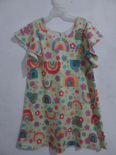 Vestido Infantil Estampado Arco-Íris e Flores Verde Claro - Tamanho 10 Anos