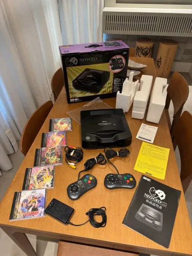 Neo Geo CD completo na caixa com dois controles e 5 jogos paralelos