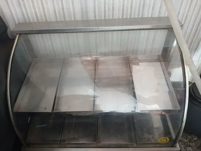 Vende -se vitrine em perfeito estado