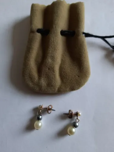 Conjunto de Brincos de Pérolas Brancas e Cinza.