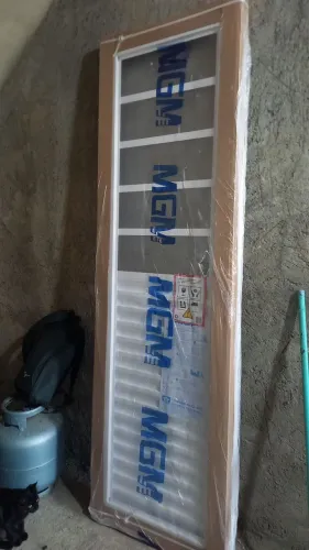 Vende -se essa porta pra banheiro ou cozinha, 65 por 2,80 medida tá nova lacrada .
