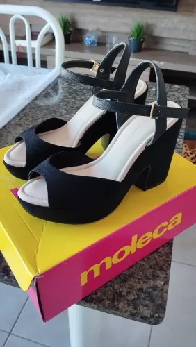 Vende-se Sandália Moleca 