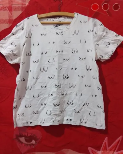 Blusa street Riachuelo com desenhos de seios