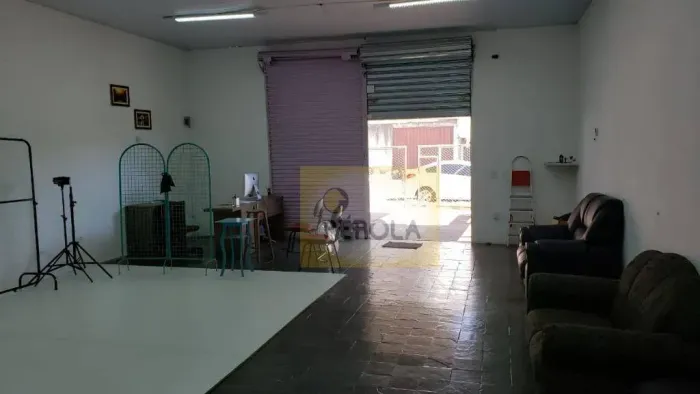 Dois barracões e uma casa nos fundos de 02 dormitórios, 02 banheiros sociais e estuda PERM