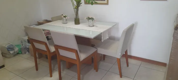 Mesa com cadeiras - Excelente estado