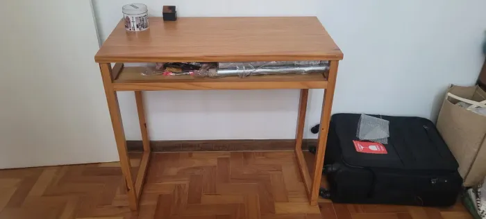 Vendo escrivaninha pequena em perfeito estado.