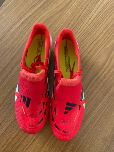 Chuteira adidas predator