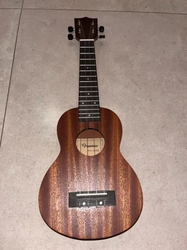 Ukulele usado sem nenhum defeito ou obstruções, praticamente novo!!!!