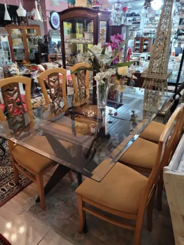 Mesa com tampo de vidro bisotê grosso e 6 cadeiras