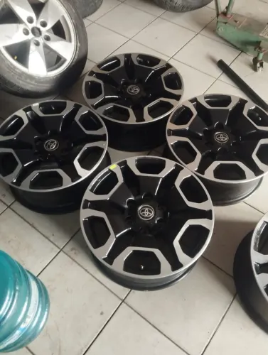 Estepe a unidade da Hilux SW4 srx crx diamond entre outras vendo na unidade e vendo as 4