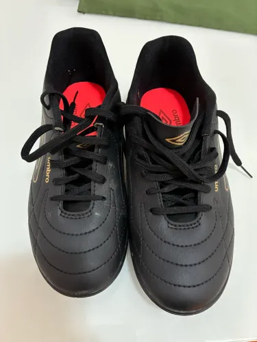 Chuteira society Umbro adulto