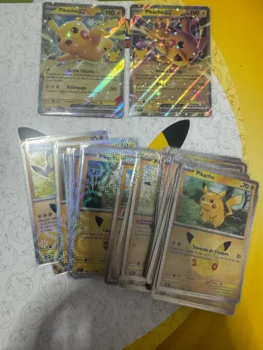 Coleção Pikachu 30 anos com 32 cartas com duas ex