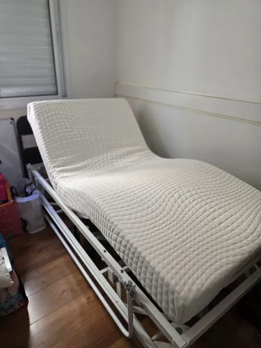 Vendo cama hospitalar com controle remoto para várias posições com pouco uso.