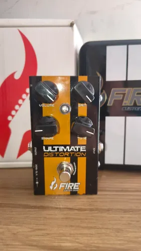 Pedal Ultimate Distortion Fire Custon Shop com Caixa e Lata.