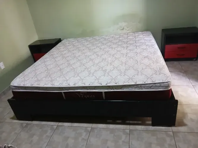 cama king,colchão king e 2 criados mudos semi novos