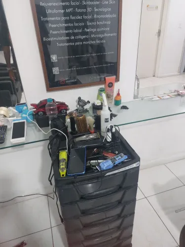 Artur Salão...abre espaço para cabeleireira e para manicure