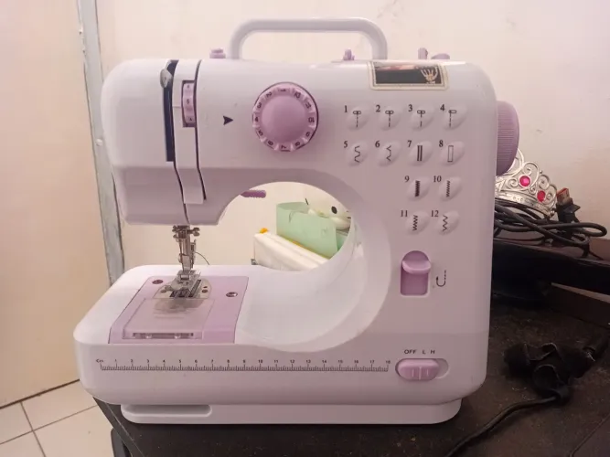 mini máquina de costura