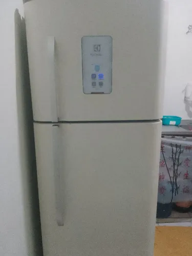 Vendo uma geladeira duplex feroz fri tá tá sem gás só precisa do gás o restante tudo bom