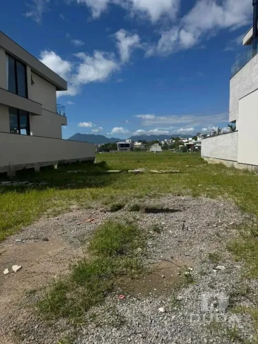 Terreno em condomínio fechado, 300m²
