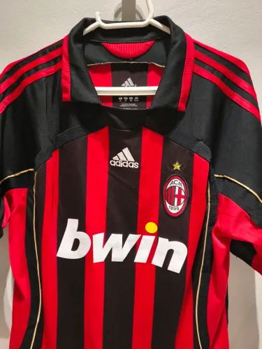 Esta é a icônica camisa do AC Milan, utilizada durante a temporada 2007-2008.