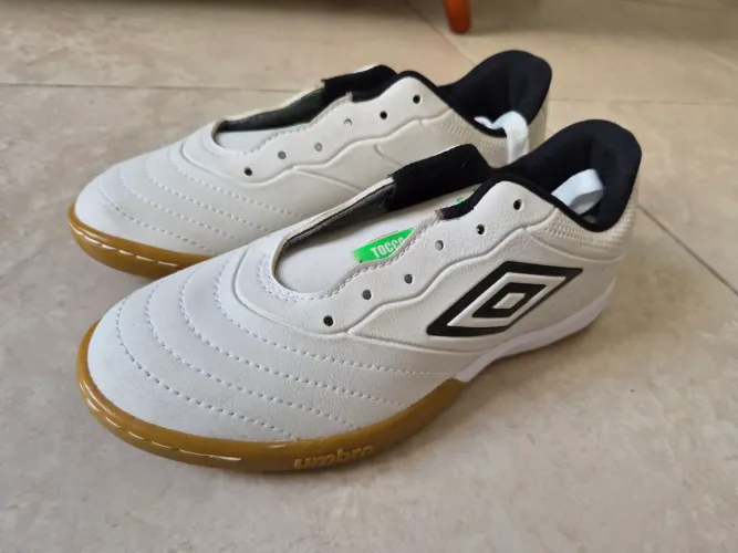Chuteira branca Umbro 37