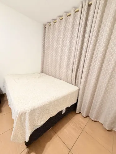 Cama Comfort seminova + Base em Madeira