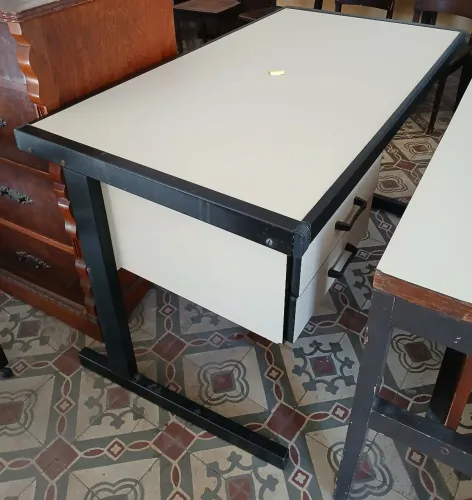 Mesa de escritório com estrutura metálica preta e 2 gavetas