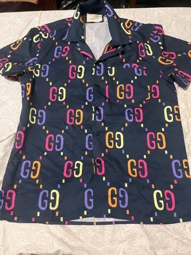 Camisa Gucci monograma colorida