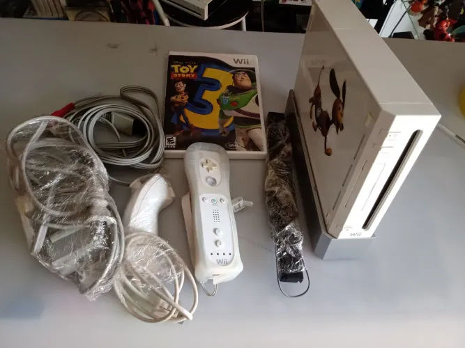 Nintendo Wii com Jogo Toy Story 3 e Acessórios NW2
