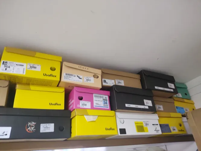 Caixa de sapatos papelão vazia