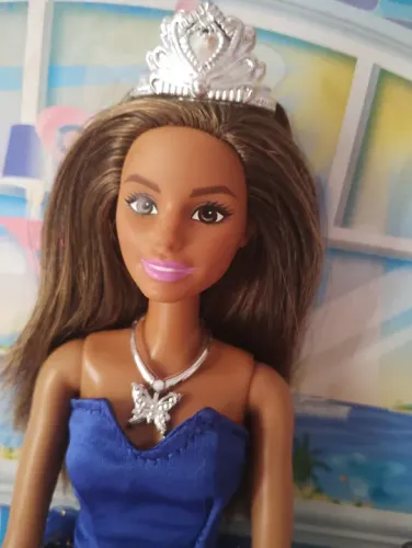 Barbie morena vestida de princesa