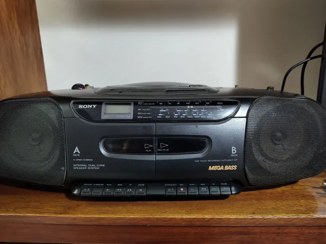 Rádio Sony antigo 