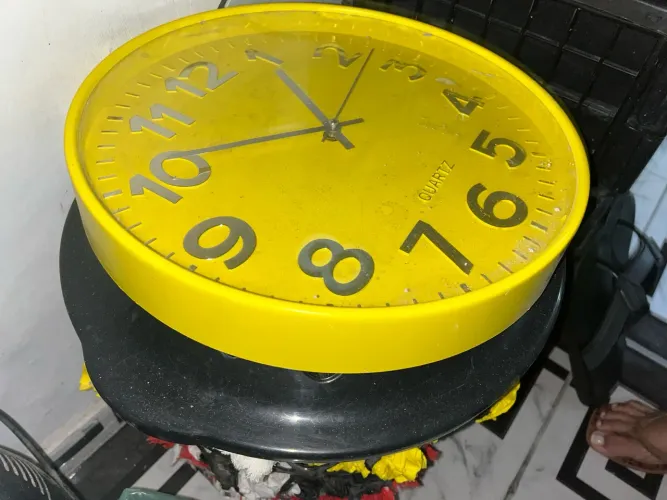 Relógio de Parede Amarelo