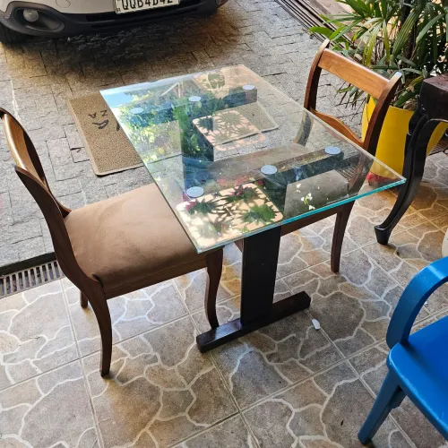 Moveis antigos, mesa madeira e vidro e 2 cadeiras antigas, antiguidades