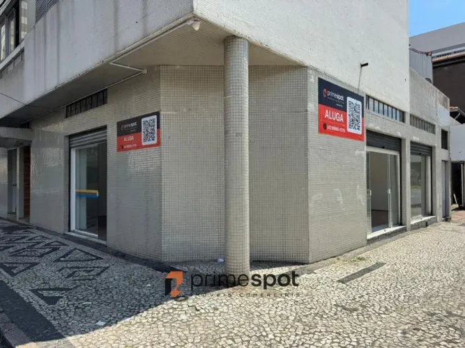 Loja para locação na Av. Visconde de Guarapuava, 2940 esquina com a Al. Dr. Muricy 97 m²
