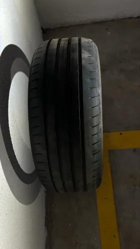 Pneu semi novo 225/45/18